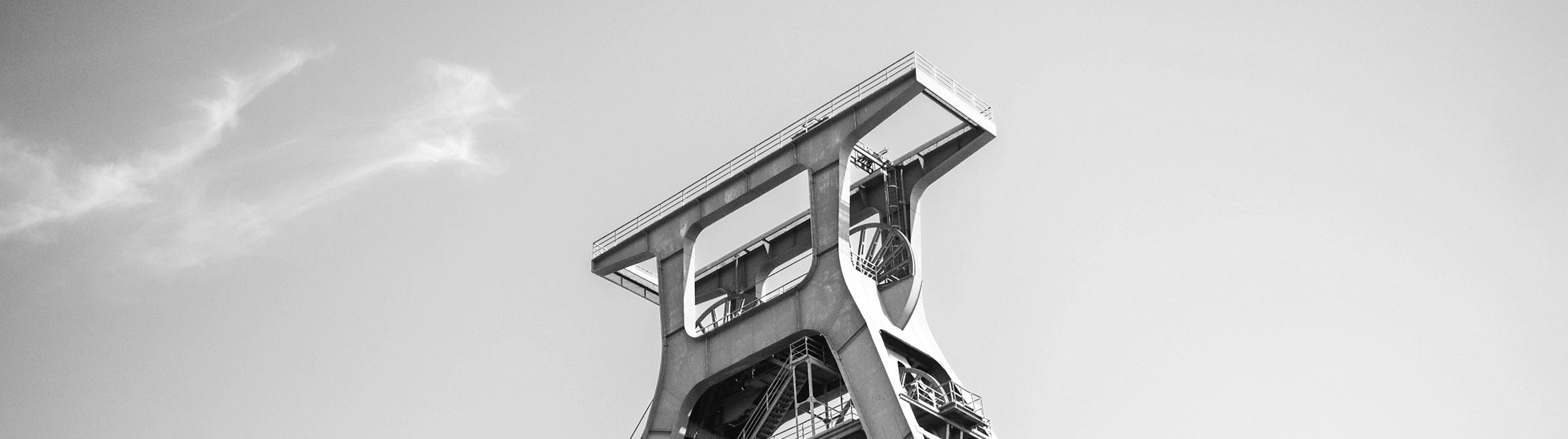 UNESCO-Welterbe Zeche Zollverein in Essen, Doppelbock-Fördergerüst, schwarz-weiß